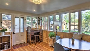 A room with a wooden desk, a dining table, and large windows. - Victorian Gem! Steps to Dine, Shop & Hike (Carbondale)