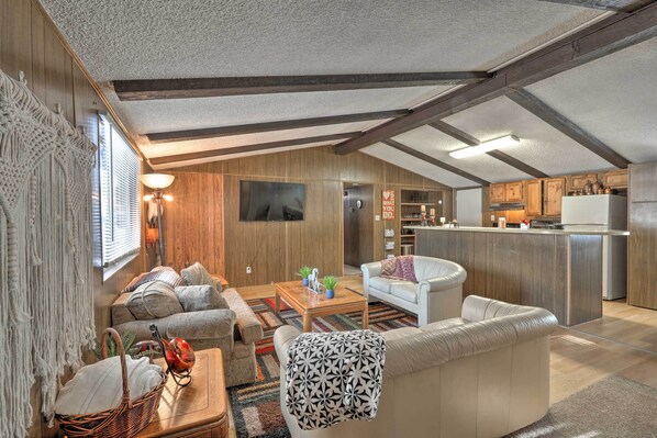 TV, fireplace, books - Cozy Cabin Retreat w/ On-site Trail Access! (Flagstaff)