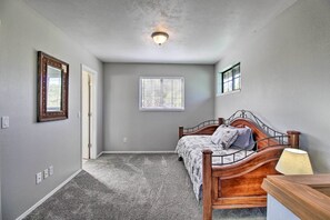 House (2 Bedrooms) | Interior - Modern Show Low Retreat w/ Deck & Mtn Views! (Show Low)