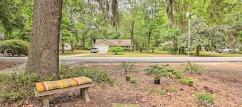 Cozy Studio With Yard, 6 Miles to Dwtn Beaufort!