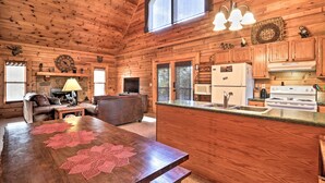 L’intérieur d’une cabane en bois comprend un coin repas, une cuisine et un salon.