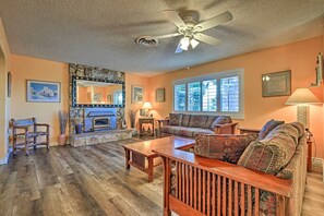 House (3 Bedrooms) | Interior - Charming Home, 8 Mi to Joshua Tree Natl Park (Yucca Valley)