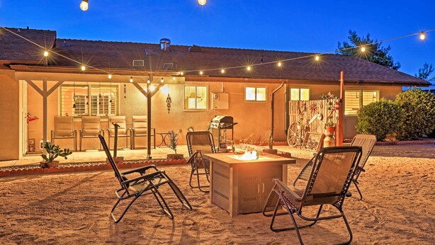 Een woning met een patio, buitenmeubilair en een barbecue.