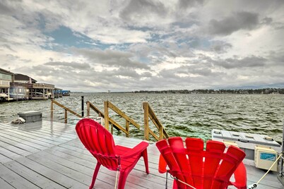 Waterfront Lake Conroe Getaway w/ Multiple Decks!
