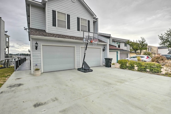 Apartment (4 Bedrooms) | Interior - Waterfront Lake Conroe Getaway w/ Multiple Decks! (Montgomery)