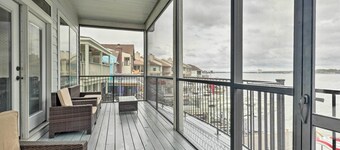 Waterfront Lake Conroe Getaway w/ Multiple Decks!