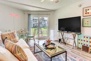 Interior - Sea La Vie Condo: Pensacola Beach Access! (Pensacola Beach)