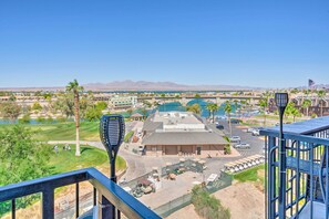Apartment (2 Bedrooms) | Front of property - Walk to Beach: Top-floor Condo in Lake Havasu City (Lake Havasu City)