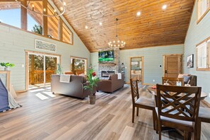 Smart-TV, Kamin, Videospiele, Tischtennisplatte