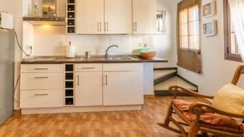 Réfrigérateur, micro-ondes, four, cafetiÚre/bouilloire