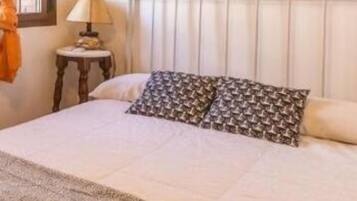 2 slaapkamers, een strijkplank/strijkijzer, internet, beddengoed