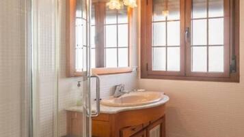 Een douche, een haardroger, handdoeken