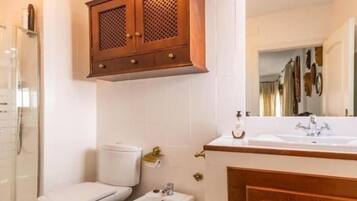 Douche, sĂšche-cheveux, serviettes fournies