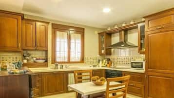 Réfrigérateur, micro-ondes, four, cafetiÚre/bouilloire