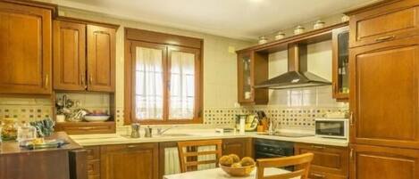 Frigorífico, microondas, horno y cafetera o tetera