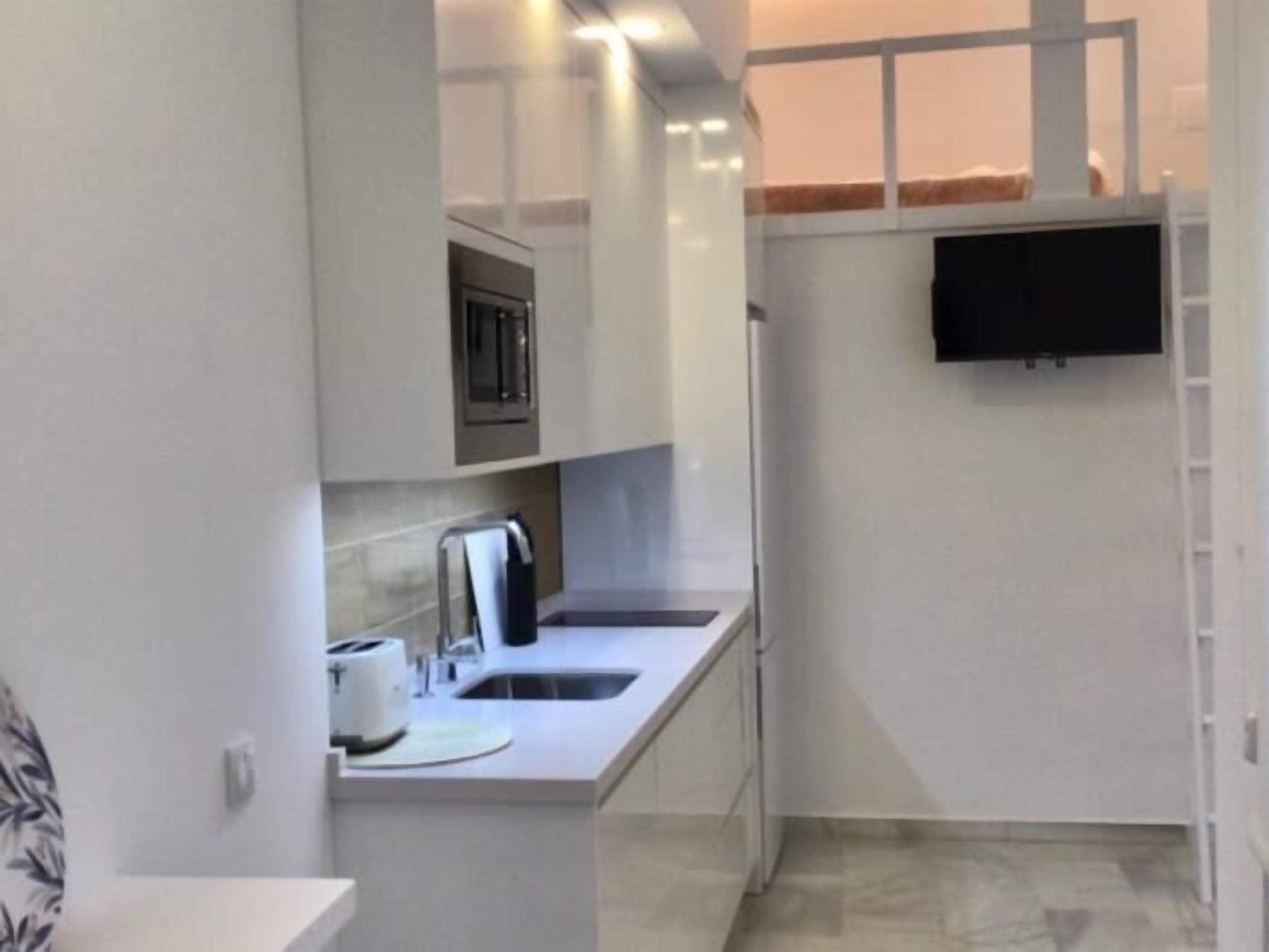 Een koelkast, een magnetron, een koffiezetapparaat/waterkoker