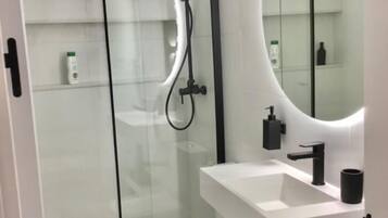 Een douche, een haardroger, handdoeken