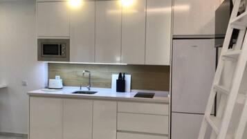 Een koelkast, een microgolfoven, een koffiezetapparaat/waterkoker