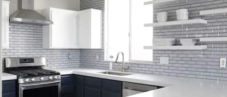 Mikrovågsugn, ugn, spishäll och diskmaskin