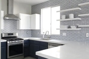 Microondas, horno, parrilla de estufa y lavavajillas 