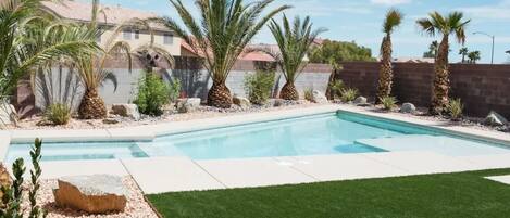 Een buitenzwembad, een verwarmd zwembad