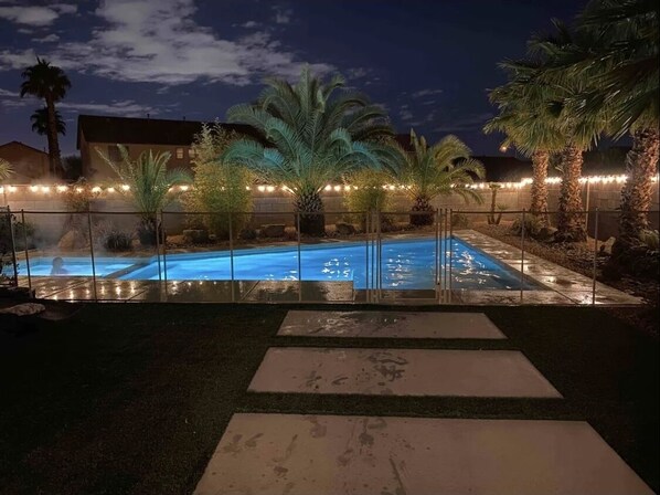 Alberca al aire libre y alberca climatizada