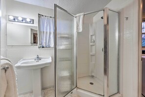 Bathroom - Secluded Bryson City Home w/ Deck, Steps to Creek! (Bryson City)