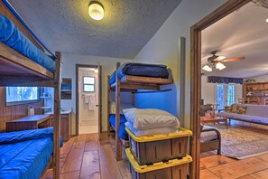 Stuga (2 Bedrooms) | 2 sovrum, strykjärn/strykbräda och sängkläder