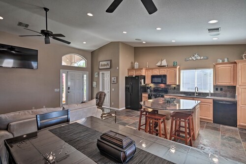 Sun-soaked Colorado River Haven - Walk to Beaches!