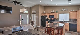 Sun-soaked Colorado River Haven - Walk to Beaches!