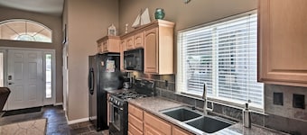 Sun-soaked Colorado River Haven - Walk to Beaches!