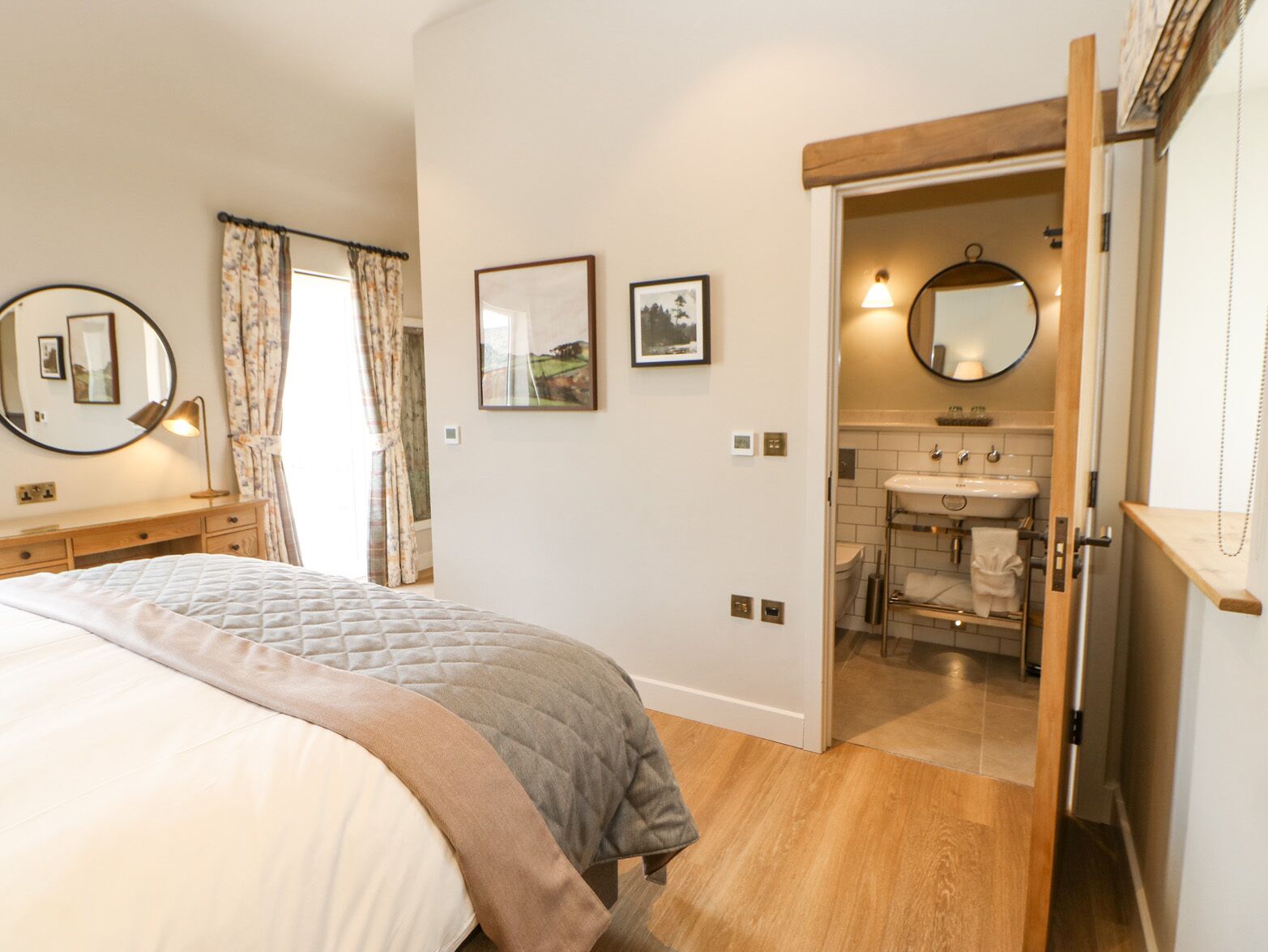 2 ห้องนอน, ห้องพักตกแต่งอ ย่างมีเอกลักษณ์, ตกแต่งพิเศษโดยเฉพาะ, Wi-Fi ฟรี