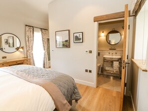 2 bedrooms, individually decorated, individually furnished, free WiFi