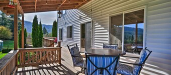 Peaceful, Pet-friendly Washougal Paradise!