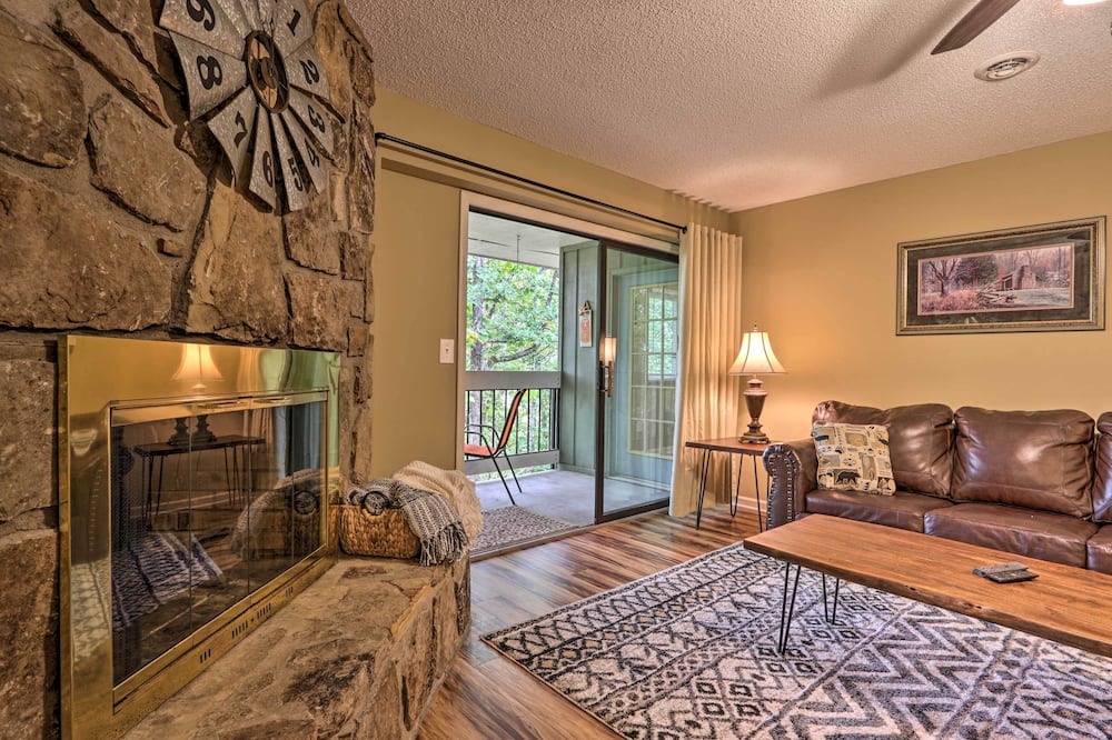 Pigeon Forge Condo w/ Balcony: 5 Mi to Attractions
