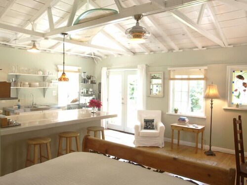 Charming Culver City Cottage w/ Shared Pool+garden