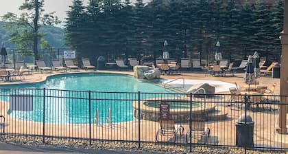 Southwind Seven Springs Home on Ski Slopes!