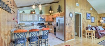 Flagstaff Townhome - Walk to Country Club & Pools!