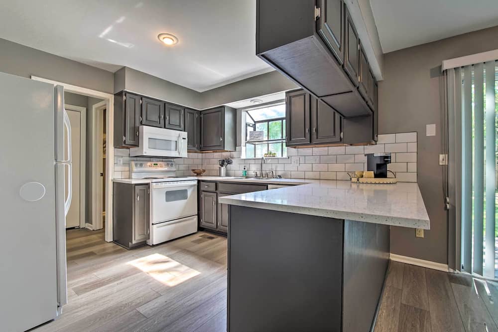 Modern Townhome w/ Fireplace: Near Stoll Park - Aubry, KS