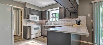 Modern Townhome w/ Fireplace: Near Stoll Park