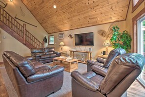Interior - 2 Mi to Lake Harmony: Gem w/ Game Room & Deck (Lake Harmony)