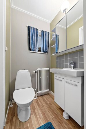 Apartment | Bathroom | Shower, towels