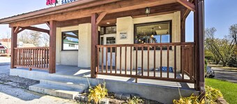 'ชั้นวางของ Mcjuggers:' เดินไปที่ทะเลสาบ, สวน, ร้านอาหาร