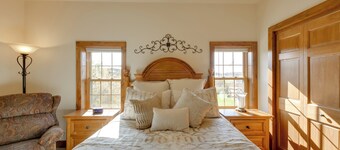 'mcjuggers Loft:' Walk to Lake, Park, Restaurants