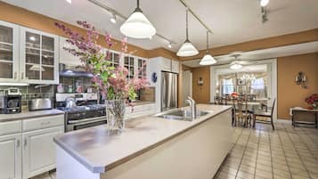 House (5 Bedrooms) | Interior