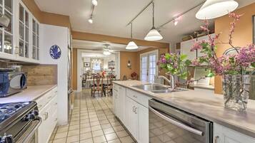 House (5 Bedrooms) | Interior