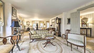 House (5 Bedrooms) | Interior