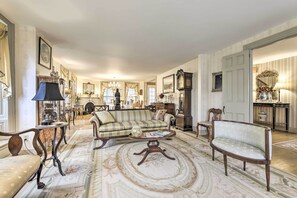 House (5 Bedrooms) | Interior