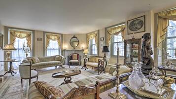 House (5 Bedrooms) | Interior