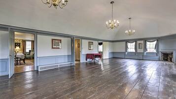 House (5 Bedrooms) | Interior